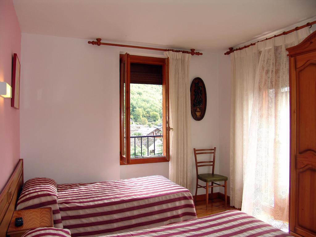 Hostal Pirineos Sarvise Room photo